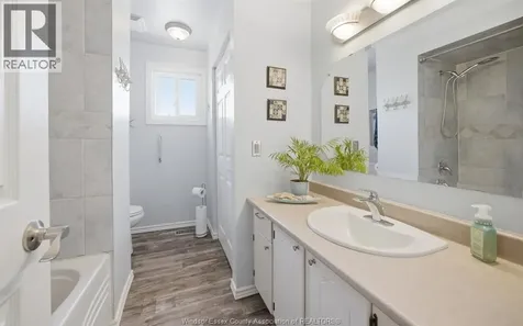 1705 Southdale Windsor ON N8W 4W8