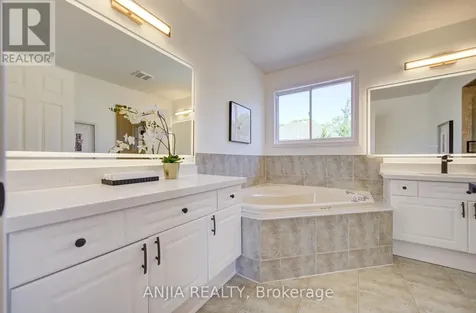 136 Winston Castle Drive Markham ON L6C 2N4