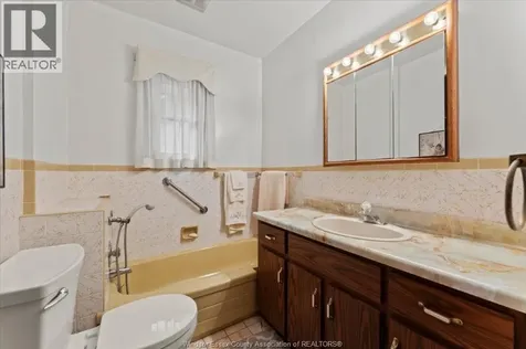 1663 Elsmere Windsor ON N8X 4H5