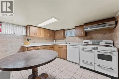 1663 Elsmere Windsor ON N8X 4H5