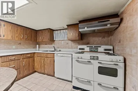 1663 Elsmere Windsor ON N8X 4H5