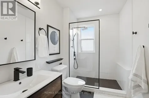 17 Tuxedo Avenue South Hamilton (delta) ON L8K 2R7