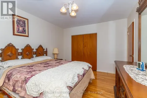 64 Ikley Road Toronto (york University Heights) ON M3J 1C6