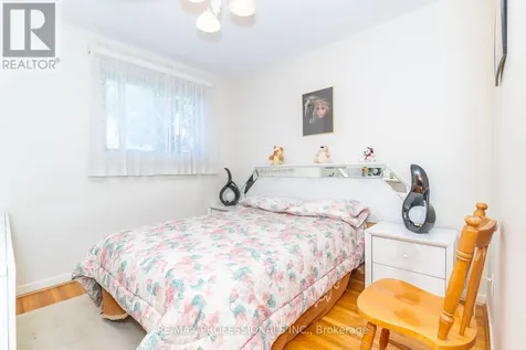 64 Ikley Road Toronto (york University Heights) ON M3J 1C6