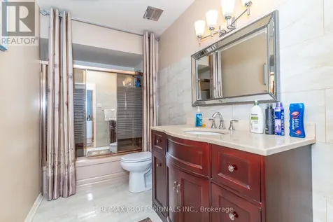 64 Ikley Road Toronto (york University Heights) ON M3J 1C6
