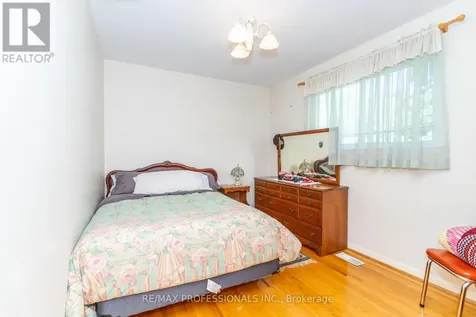 64 Ikley Road Toronto (york University Heights) ON M3J 1C6