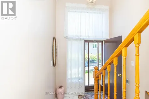 64 Ikley Road Toronto (york University Heights) ON M3J 1C6