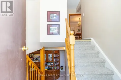 64 Ikley Road Toronto (york University Heights) ON M3J 1C6
