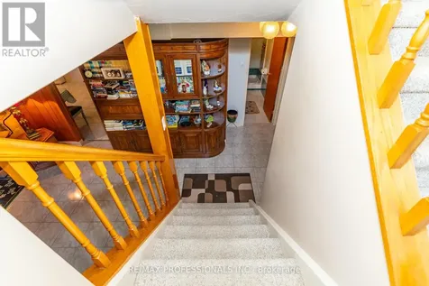 64 Ikley Road Toronto (york University Heights) ON M3J 1C6