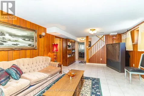 64 Ikley Road Toronto (york University Heights) ON M3J 1C6