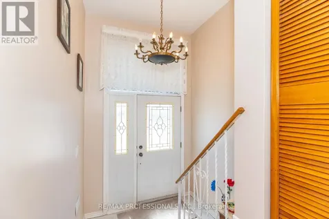 64 Ikley Road Toronto (york University Heights) ON M3J 1C6