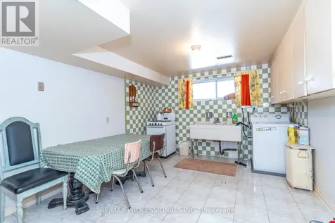 64 Ikley Road Toronto (york University Heights) ON M3J 1C6