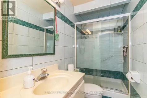 64 Ikley Road Toronto (york University Heights) ON M3J 1C6