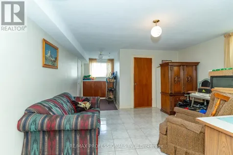 64 Ikley Road Toronto (york University Heights) ON M3J 1C6
