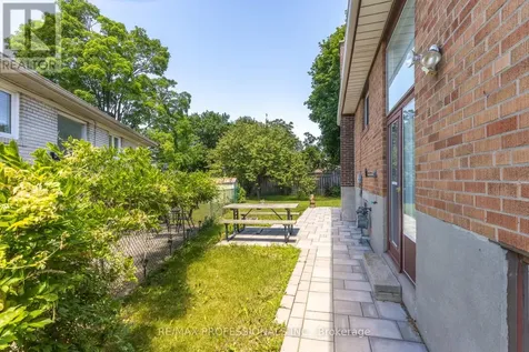 64 Ikley Road Toronto (york University Heights) ON M3J 1C6