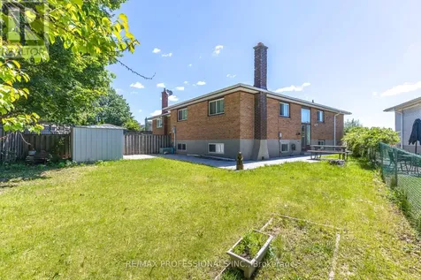 64 Ikley Road Toronto (york University Heights) ON M3J 1C6