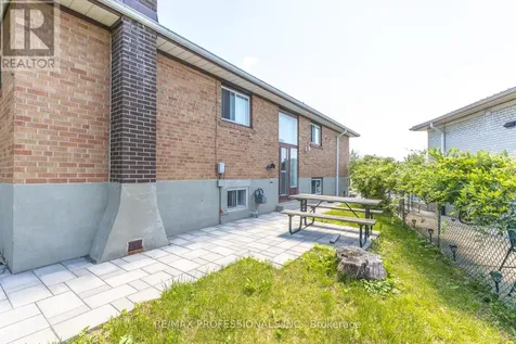 64 Ikley Road Toronto (york University Heights) ON M3J 1C6