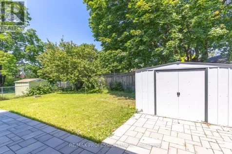 64 Ikley Road Toronto (york University Heights) ON M3J 1C6