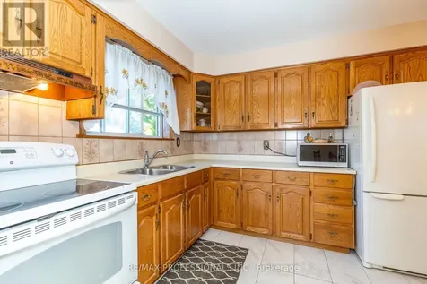 64 Ikley Road Toronto (york University Heights) ON M3J 1C6