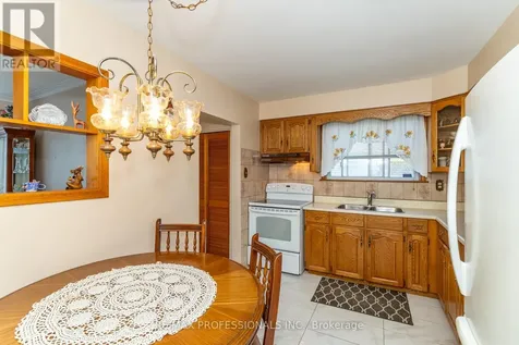 64 Ikley Road Toronto (york University Heights) ON M3J 1C6