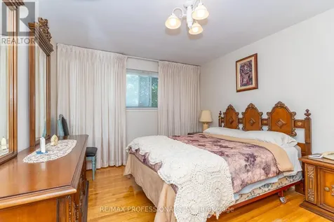 64 Ikley Road Toronto (york University Heights) ON M3J 1C6