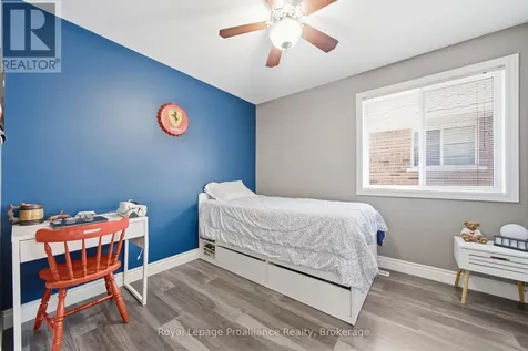 15 Chelsea Crescent Belleville (thurlow Ward) ON K8N 4Z5