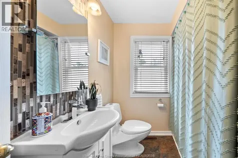 1034 Homedale Windsor ON N8S 2T4