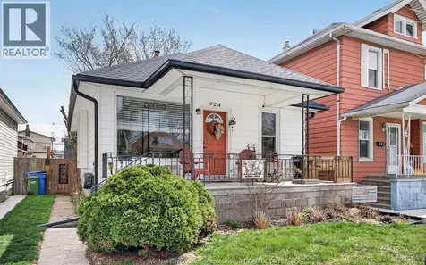924 Marentette Avenue Windsor ON N9A 2A3