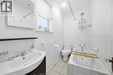 924 Marentette Avenue Windsor ON N9A 2A3