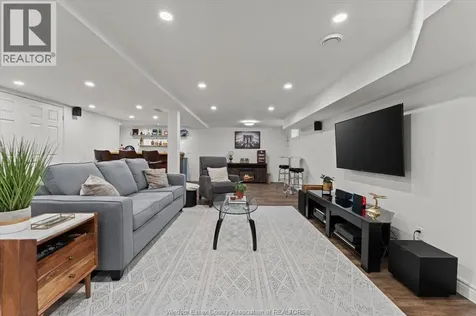 2895 Stillmeadow Windsor ON N8R 1M9
