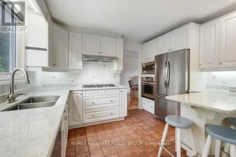 39 Parkwood Crescent Ottawa ON K1B 3J5