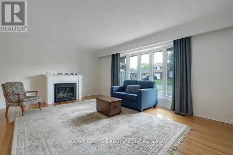 39 Parkwood Crescent Ottawa ON K1B 3J5