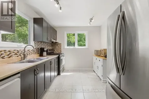 4 Glen Park Drive Ottawa ON K1B 3Z2