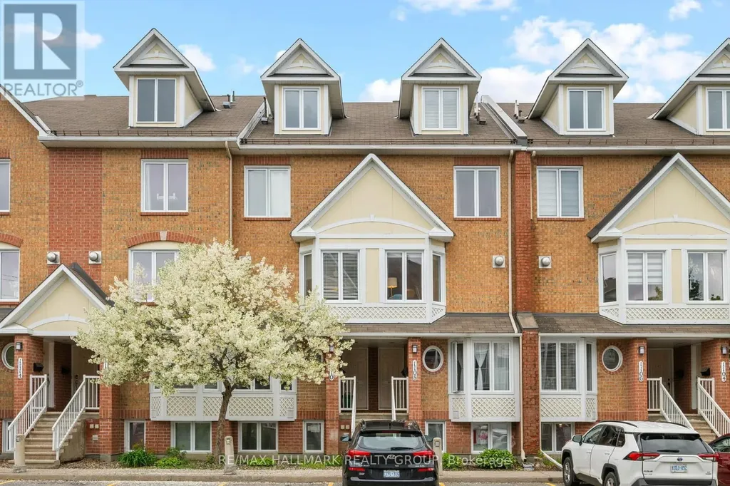 1109 Gablefield Private Ottawa ON K1J 1E4