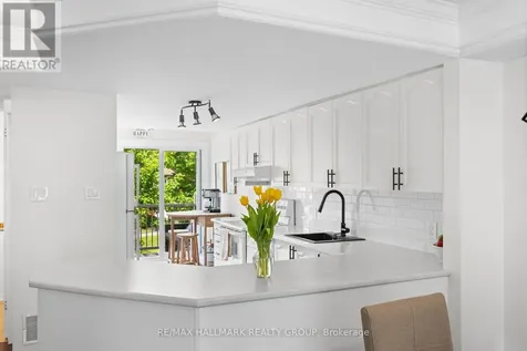1109 Gablefield Private Ottawa ON K1J 1E4