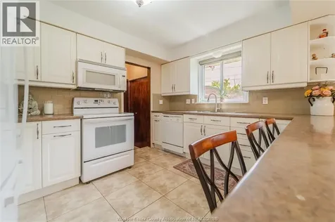 2495 Mckay Windsor ON N9E 2P4