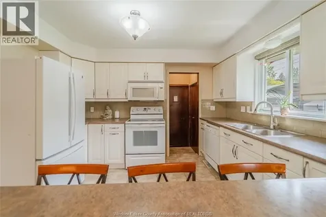 2495 Mckay Windsor ON N9E 2P4