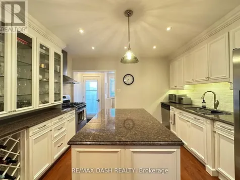 24 Berkshire Avenue Toronto (south Riverdale) ON M4M 2Z6