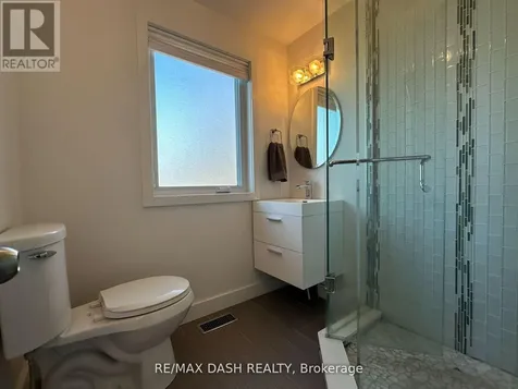 24 Berkshire Avenue Toronto (south Riverdale) ON M4M 2Z6