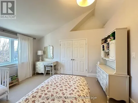 24 Berkshire Avenue Toronto (south Riverdale) ON M4M 2Z6