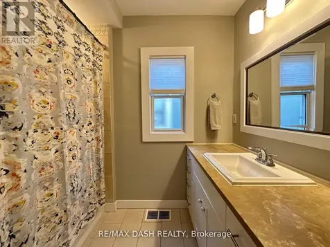 24 Berkshire Avenue Toronto (south Riverdale) ON M4M 2Z6