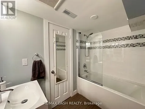 24 Berkshire Avenue Toronto (south Riverdale) ON M4M 2Z6