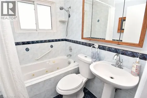 10 Alderney Avenue Hamilton ON L9A 2A5