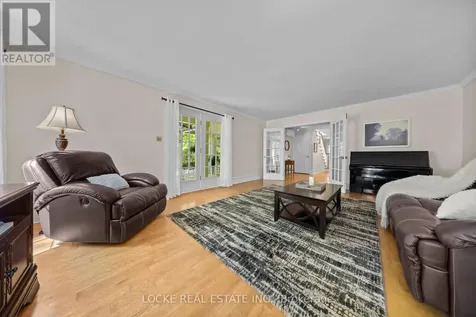 2207 Pleasantview Court Ottawa ON K4C 1H7