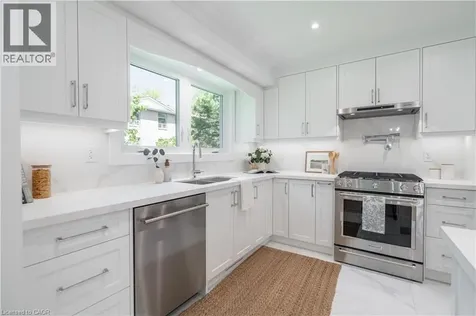 1379 Christina Court Burlington ON L7P 2V8