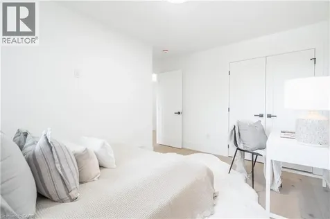 1379 Christina Court Burlington ON L7P 2V8