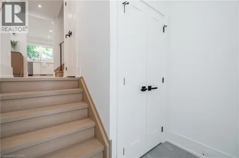 1379 Christina Court Burlington ON L7P 2V8