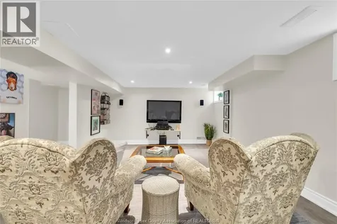 2005 Amiens Avenue Windsor ON N8W 1T3
