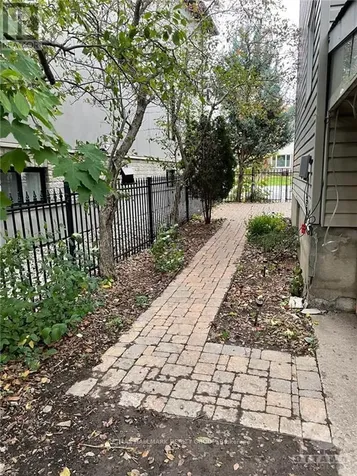 687 Melbourne Avenue Ottawa ON K2A 1X4