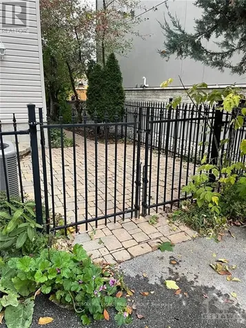 687 Melbourne Avenue Ottawa ON K2A 1X4